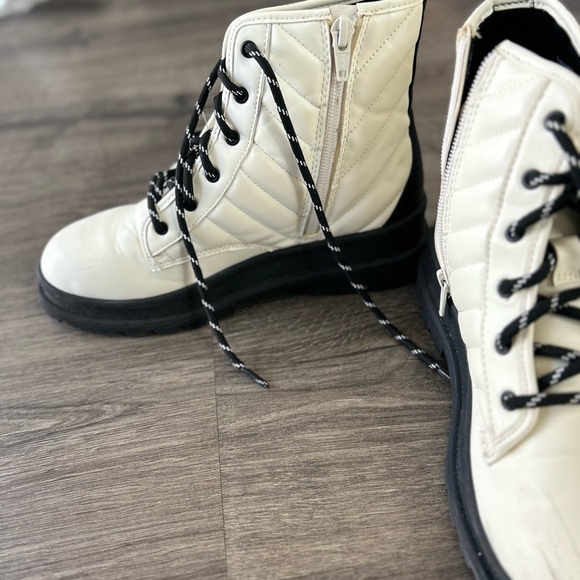 Girls white boots - Picture 3 of 6